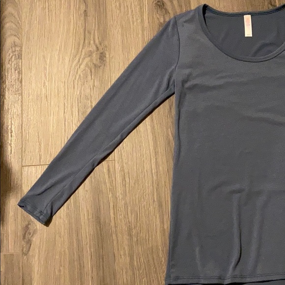 LulaRoe Lynnae Long Sleeve Top - Picture 2 of 3